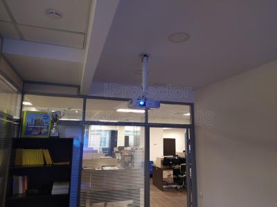 Установка проектора и экрана в комнате для переговоров офиса