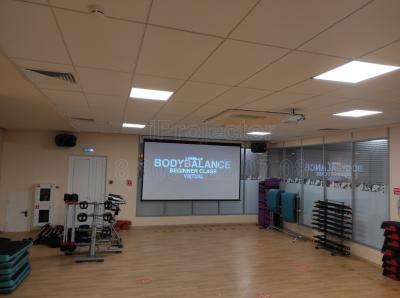 Установка проектора, экрана и стойки с программным продуктом для занятий в тренажерном зале фитнес-клуба