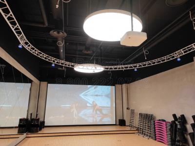 Установка проектора и экрана в тренажерном зале фитнес-клуба