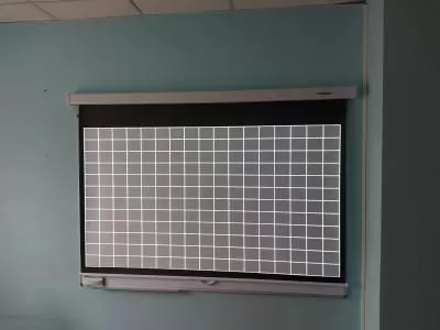 Установка проектора и экрана в Академии языка