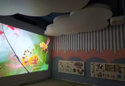 Установка проектора и саунбара в детской комнате торгового центра