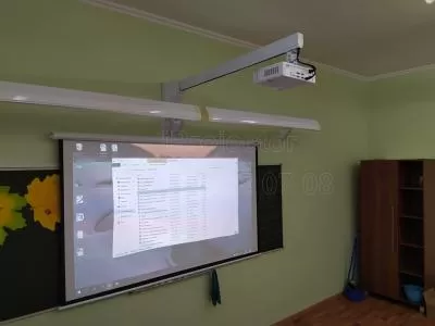Установка проектора и экрана в учебном классе гимназии