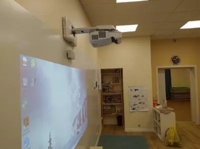 Установка интерактивного ультракороткофокусного проектора в классе младшей группы частной школы