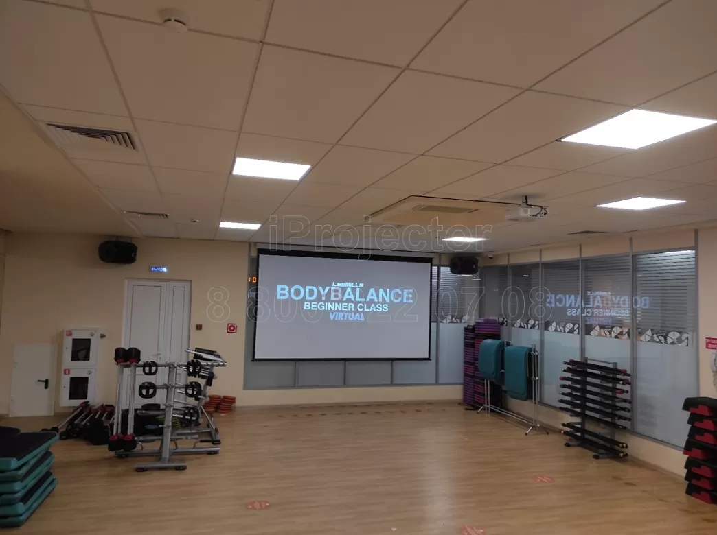 Установка проектора, экрана и стойки с программным продуктом для занятий в тренажерном зале фитнес-клуба