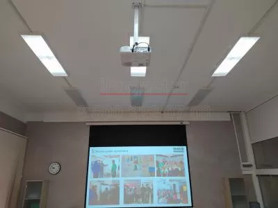 Установка проектора и экрана в учебном классе предприятия