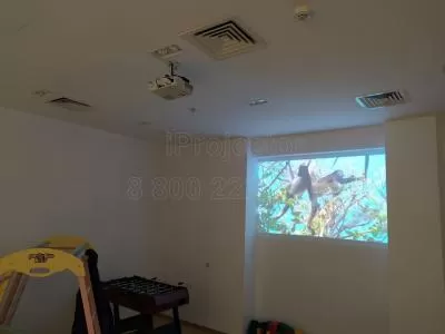 Установка проектора и медиаплеера в детской комнате торгового центра