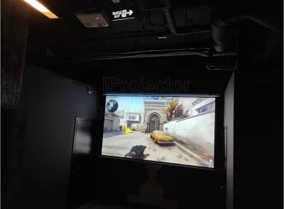 Установка проектора и экрана в игровом клубе